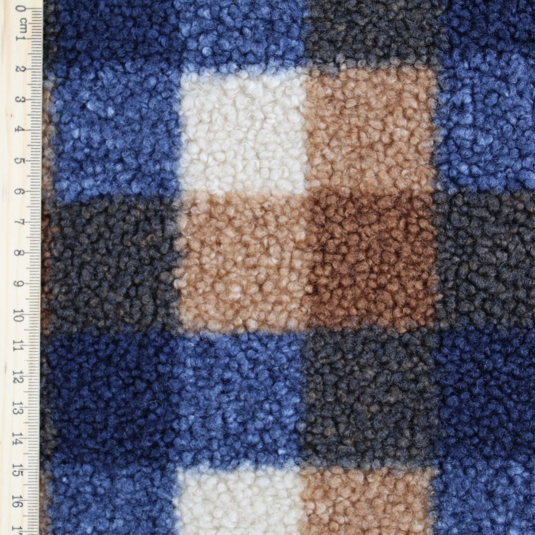 Detailaufnahme Strickbouclé Stoff – Karomuster in Blau-Braun mit weicher, flauschiger Oberfläche und hochwertiger Bouclé-Struktur