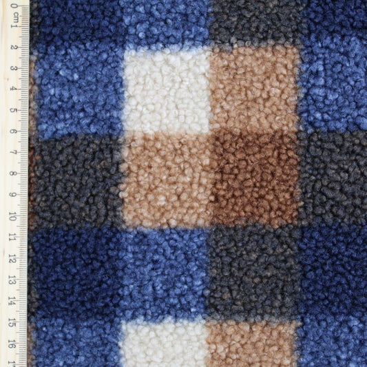 Detailaufnahme Strickbouclé Stoff – Karomuster in Blau-Braun mit weicher, flauschiger Oberfläche und hochwertiger Bouclé-Struktur