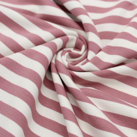 Detailansicht des weichen French Terry Materials mit zeitlosem Streifenmuster in Rosa für vielseitige DIY-Ideen.
