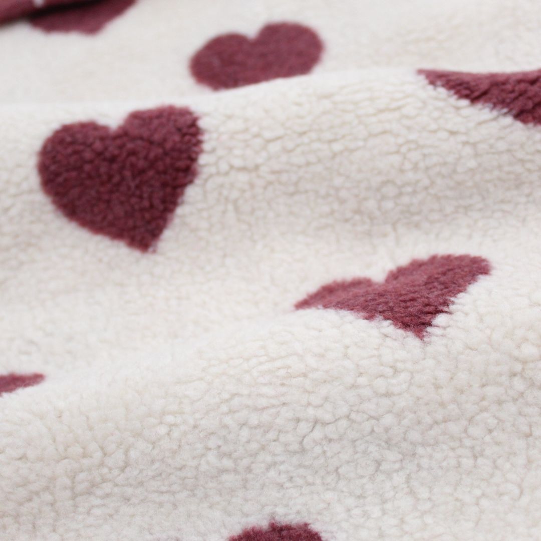 Teddyplusch Boucle Herzen auf Ecru