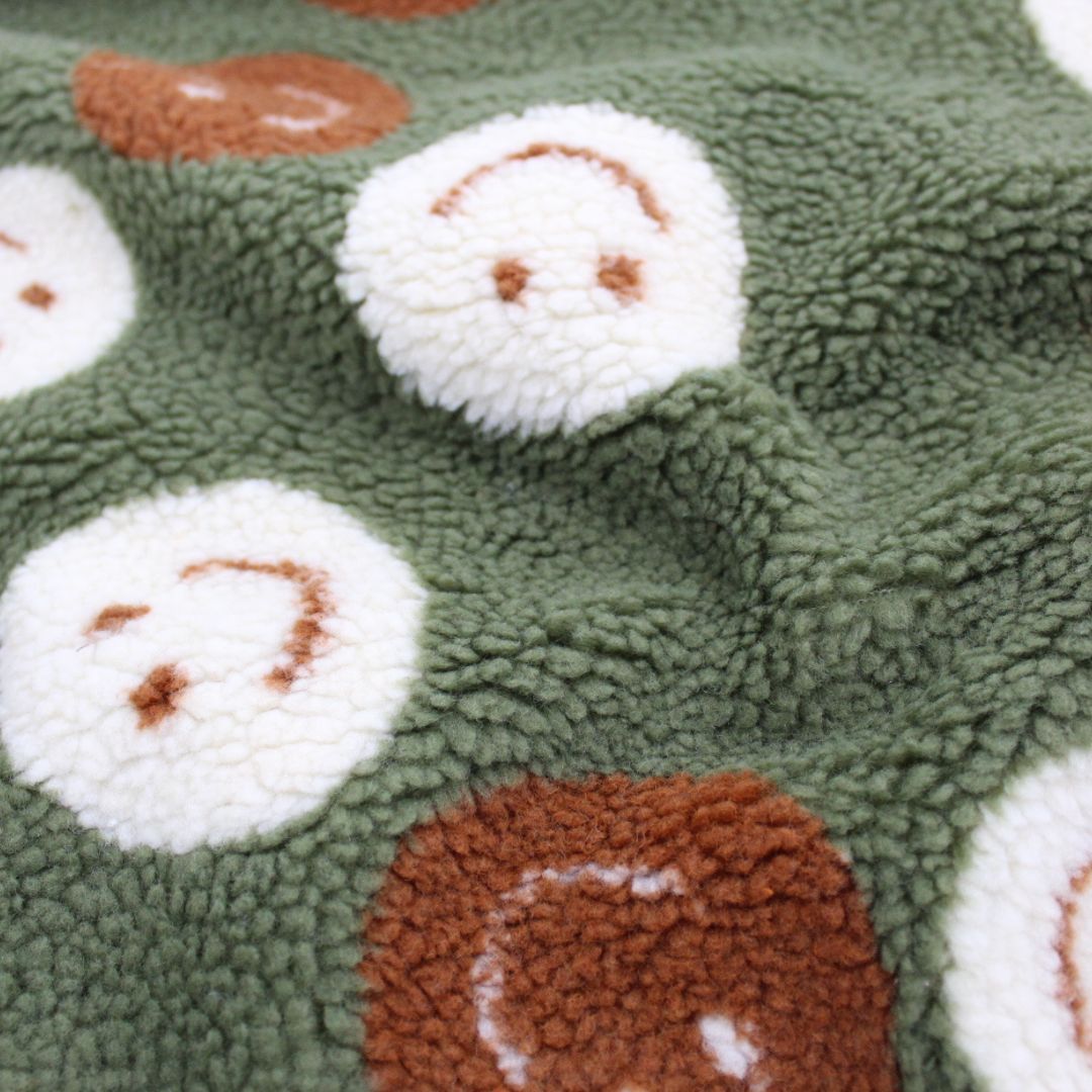 Teddy Bouclé Stoff „Happy Faces“ in Grün mit fröhlichem Smiley-Design