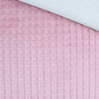 Nahaufnahme vom Velour Polsterstoff in Rosa mit Quadratten-Muster