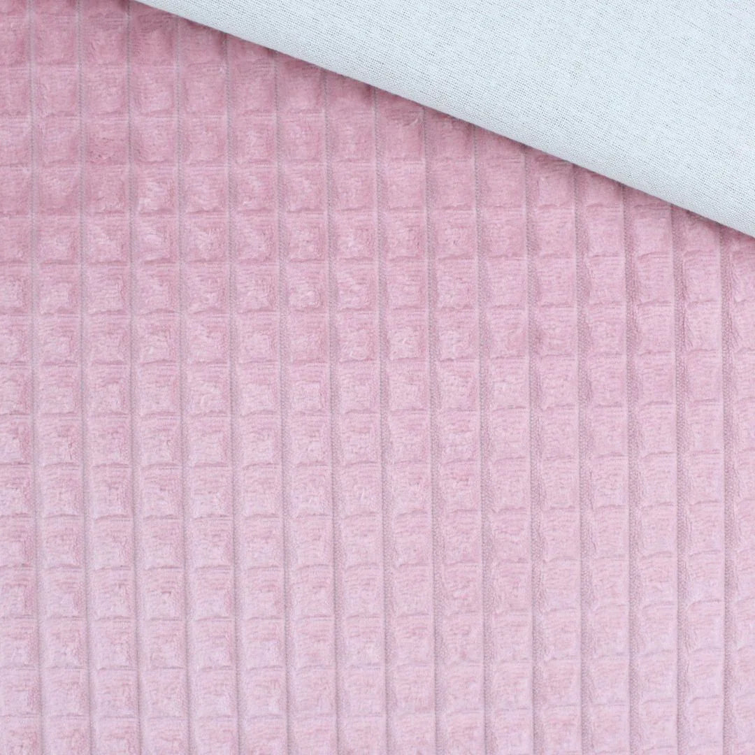 Nahaufnahme vom Velour Polsterstoff in Rosa mit Quadratten-Muster