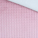 Nahaufnahme vom Velour Polsterstoff in Rosa mit Quadratten-Muster