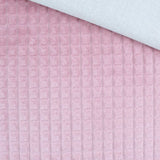 Nahaufnahme vom Velour Polsterstoff in Rosa mit Quadratten-Muster