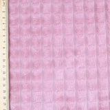 Stoffdetail: Weiche Cord-Optik des rosanen Velour Polsterstoffs