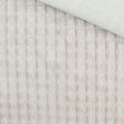 Nahaufnahme vom Velour Polsterstoff in Sand mit Quadratten-Muster