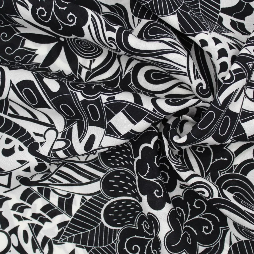 Leichter Viskose-Voile-Stoff in Schwarz-Weiß mit abstraktem Muster, perfekt für die Herstellung von Strandkleidern, Blusen und Röcken.