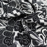 Viskose-Voile-Stoff in Schwarz-Weiß mit abstraktem Muster, perfekt für die Herstellung von Strandkleidern, Blusen und Röcken. Nahaufnahme