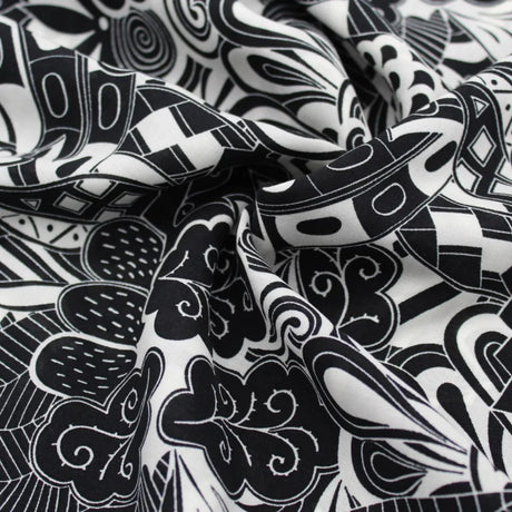 Viskose-Voile-Stoff in Schwarz-Weiß mit abstraktem Muster, perfekt für die Herstellung von Strandkleidern, Blusen und Röcken. Nahaufnahme