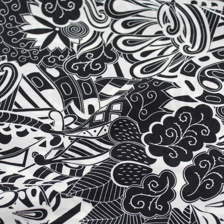 Viskose-Voile-Stoff in Schwarz-Weiß mit abstraktem Muster, perfekt für die Herstellung von Strandkleidern, Blusen und Röcken.