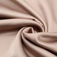 Viskose Satin Stoff mit glänzender, weicher Oberfläche und fließendem Fall – ideal für elegante Abendkleider, Blusen und Heimtextilien. 