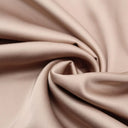 Viskose Satin Stoff mit glänzender, weicher Oberfläche und fließendem Fall – ideal für elegante Abendkleider, Blusen und Heimtextilien. 