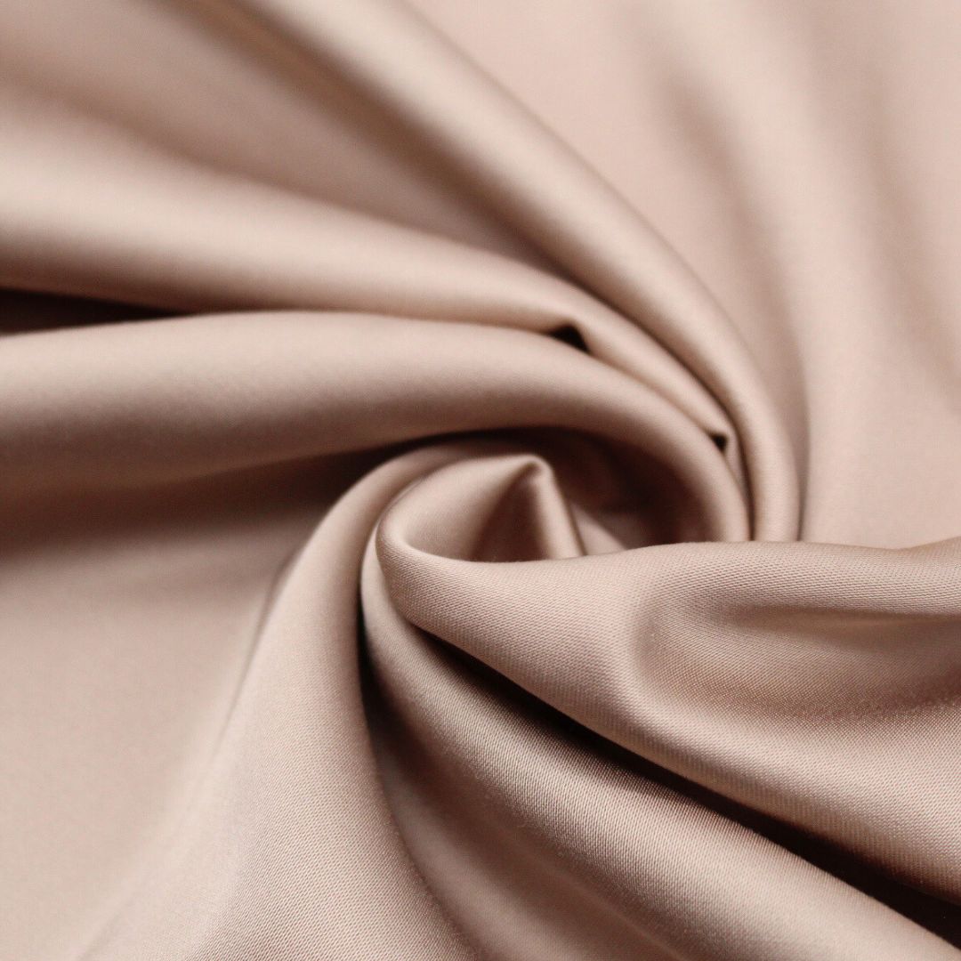 Viskose Satin Stoff mit glänzender, weicher Oberfläche und fließendem Fall – ideal für elegante Abendkleider, Blusen und Heimtextilien. 