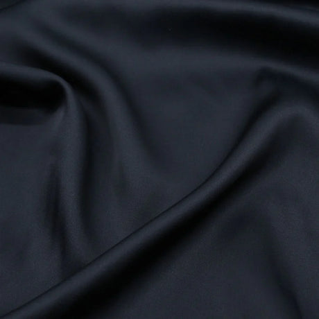 Viskose Satin – Luxuriöser Stoff in Nachtblau