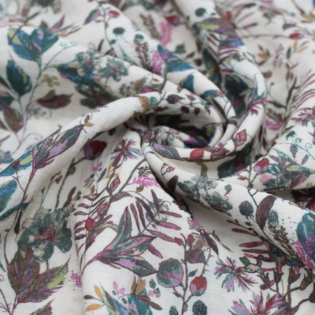 Weicher Viskosestoff "Blumenfeld" in lila und grün mit Blumenmuster, ideal für die Herstellung von Kleidern, Blusen und Röcken. Nahaufnahme