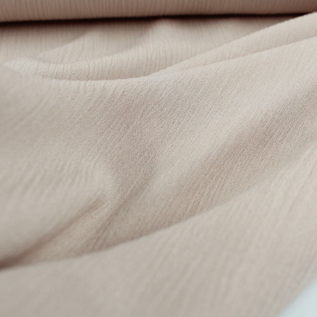 Leicht fallender Viskose Crincle Stoff in elegantem Sandbeige, perfekt für Sommerkleidung.