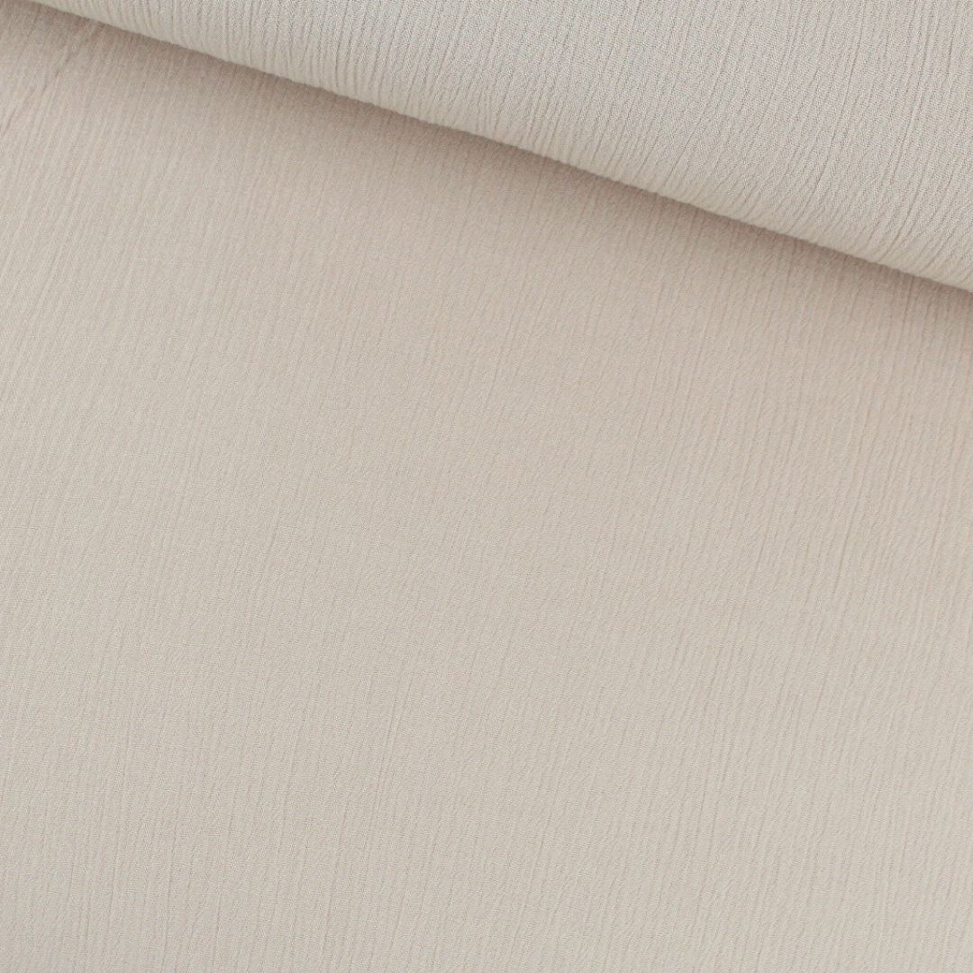 Nahaufnahme des fließenden Viskose Crincle Stoffs in Sandbeige – ideal für Blusen, Kleider & Schals.