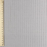 Strukturierter Waffelstoff in Taupe, ideal für Heimtextilien, Bekleidung und Babyartikel.