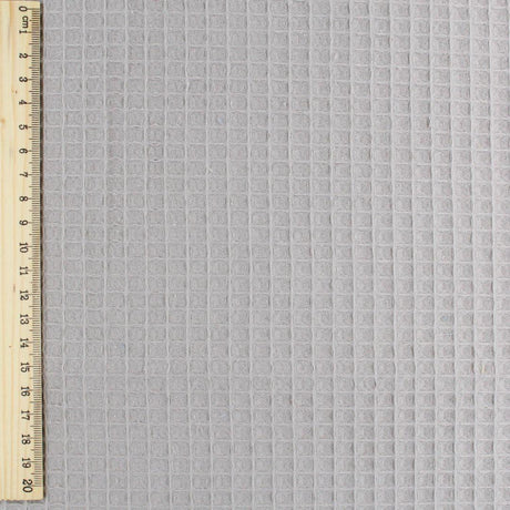 Strukturierter Waffelstoff in Taupe, ideal für Heimtextilien, Bekleidung und Babyartikel.