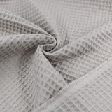 Fein gewebter Waffelpique in Taupe mit erhabener Wabenstruktur, perfekt für Handtücher und Decken.