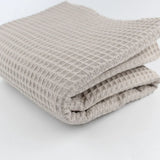 Leichter und atmungsaktiver Waffelstoff in Taupe – ideal für DIY-Nähprojekte und nachhaltige Textilien.