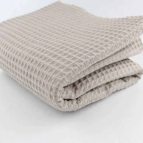 Leichter und atmungsaktiver Waffelstoff in Taupe – ideal für DIY-Nähprojekte und nachhaltige Textilien.