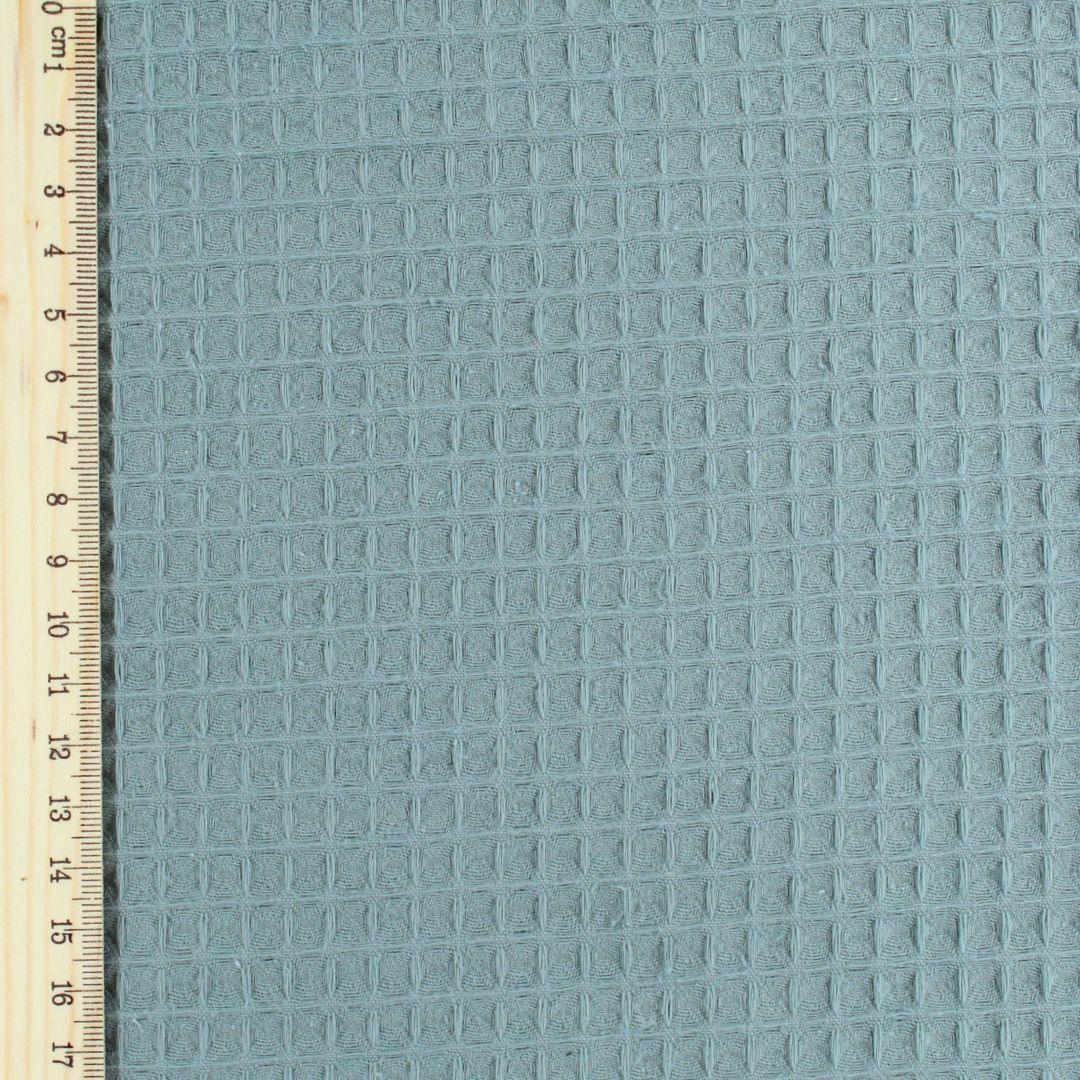 Strukturierter Waffelstoff in Altgrün mit charakteristischer Wabenstruktur – weich, saugfähig und atmungsaktiv, ideal für Kleidung, Heimtextilien und Babyartikel.