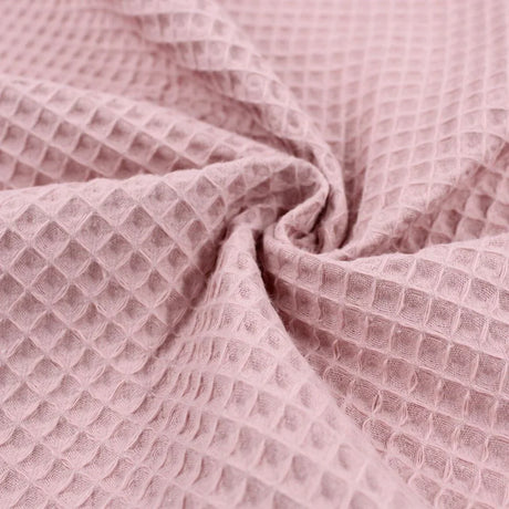 Nahaufnahme von Waffelpique in Altrosa mit weicher, strukturierter Wabenoptik – saugfähig und atmungsaktiv.