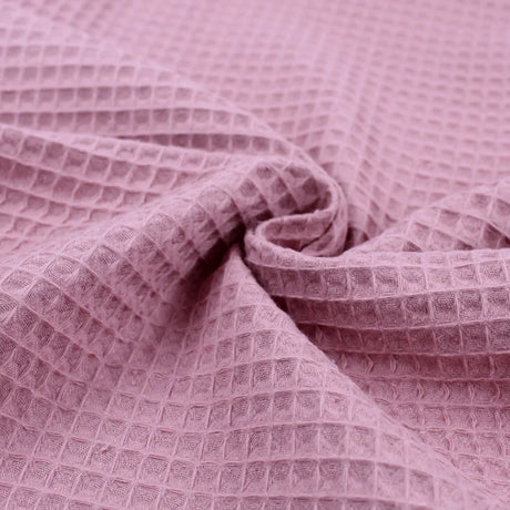 Nahaufnahme von Waffelpique in Rosa mit weicher, strukturierter Wabenoptik – saugfähig und atmungsaktiv.