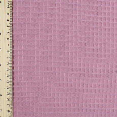 Fein gewebter Waffelstoff in zartem Rosa -Ton, ideal für Heimtextilien und Bekleidung.