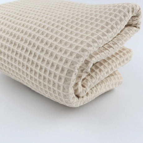 Weicher, natürlicher Waffelstoff in Hellbeige – perfekt für Handtücher, Babydecken und Bademäntel.