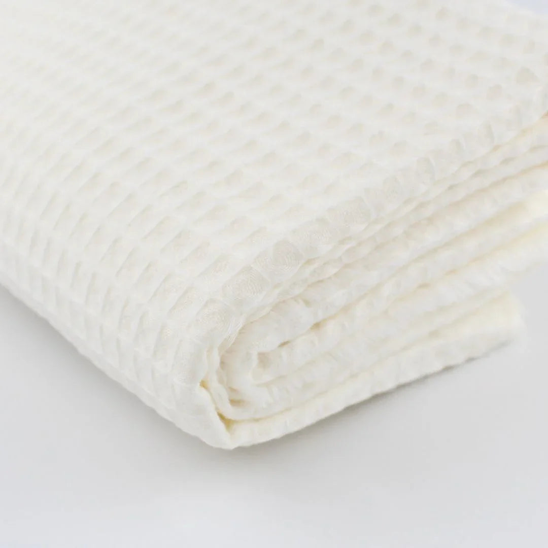 Leichter und atmungsaktiver Waffelstoff in Ecru – ideal für DIY-Nähprojekte und nachhaltige Textilien.