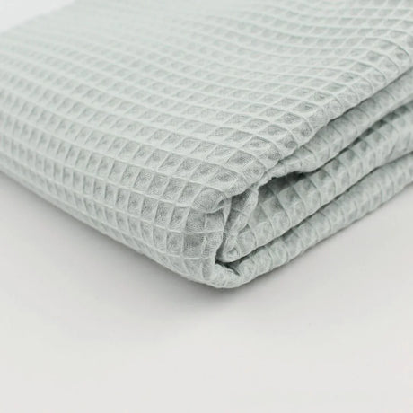 Leichter und hautfreundlicher Waffelstoff in Mintgrün – ideal für DIY-Nähprojekte und nachhaltige Textilien.