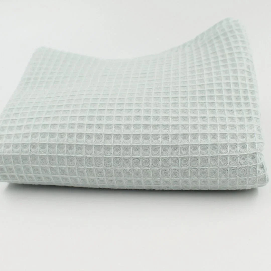 Leichter und hautfreundlicher Waffelstoff in Mintgrün – ideal für DIY-Nähprojekte und nachhaltige Textilien.