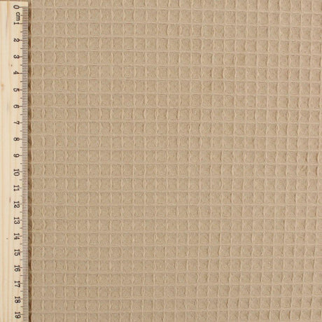 Fein gewebter Waffelstoff in Kamelbraun-Ton, ideal für Heimtextilien und Bekleidung.