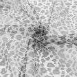 Detailansicht des transparenten Tülls mit Leopardenmuster