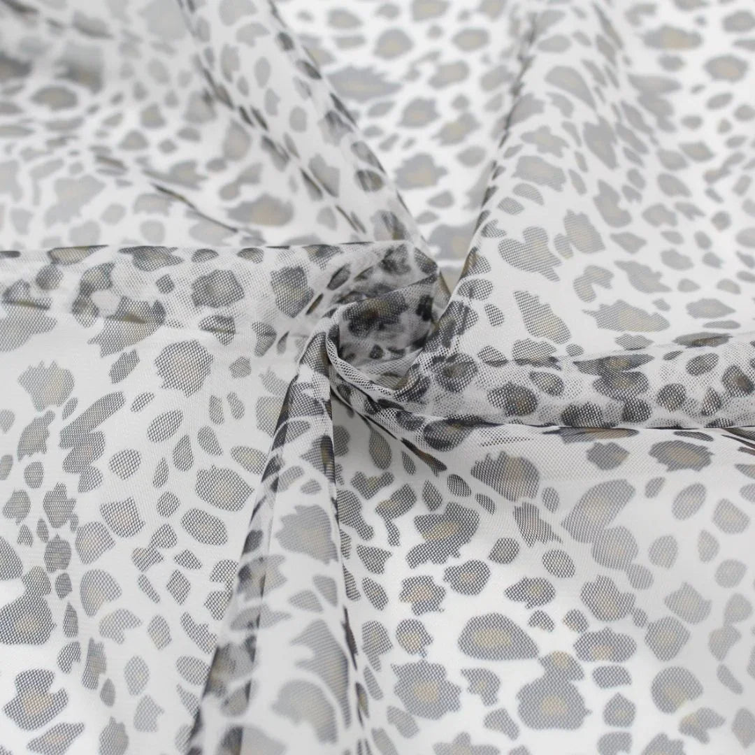 Detailansicht des transparenten Tülls mit Leopardenmuster