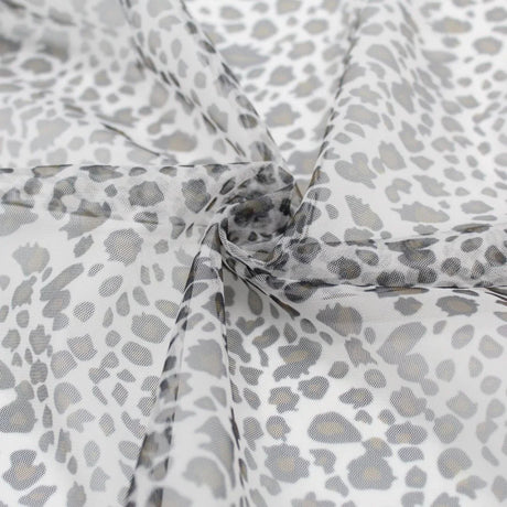 Detailansicht des transparenten Tülls mit Leopardenmuster