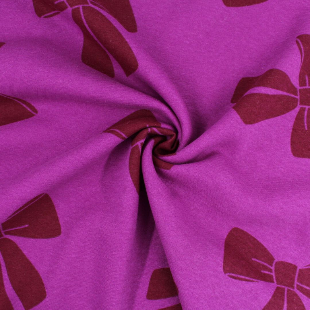 Detailansicht: Wintersweat mit femininem Muster in Violett auf Lila