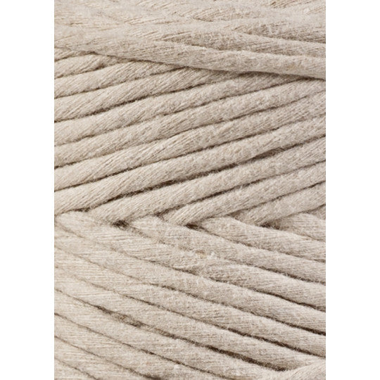 Makramee Kordel in Beige, 3 mm dick und 100 Meter lang – ideal für kreative DIY-Projekte wie Wandbehänge und Pflanzenhänger.