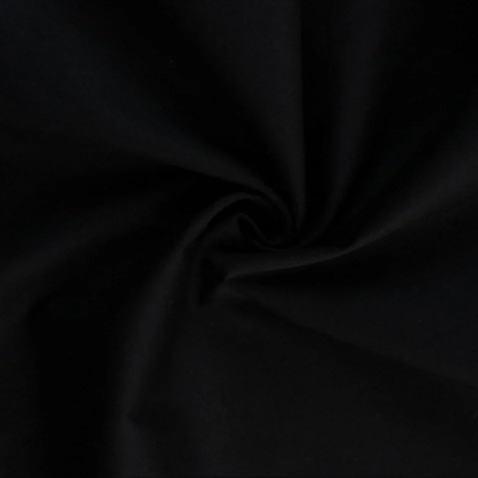 Hochwertige Baumwollpopeline in Schwarz – eleganter Stoff auf einem Schneiderpuppe drapiert.