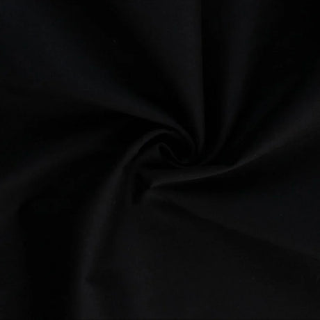Hochwertige Baumwollpopeline in Schwarz – eleganter Stoff auf einem Schneiderpuppe drapiert.