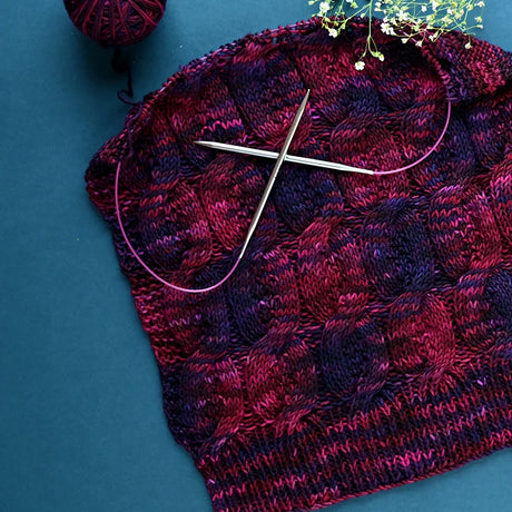 KnitPro Nova Rundstricknadeln aus Metall – hochwertige Stricknadeln mit glatten Seilverbindungen für präzises und komfortables Stricken. Strickbeispiel