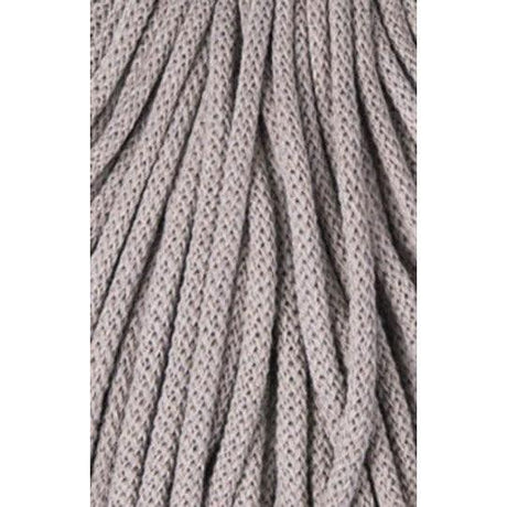 Nahaufnahme der Bobbiny Premium Baumwollkordel, 5 mm, 100 Meter, die die Textur und Weichheit der Kordel zeigt, perfekt für Makramee und Häkelarbeiten.