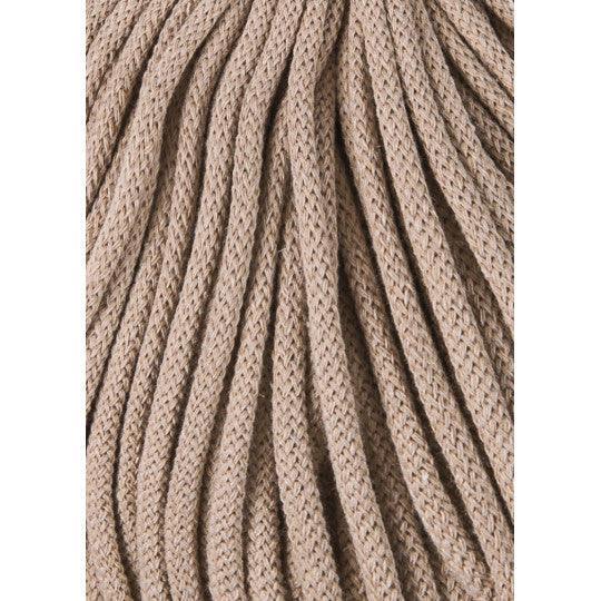 Nahaufnahme der Bobbiny Premium Baumwollkordel, 5 mm, 100 Meter, die die Textur und Weichheit der Kordel zeigt, perfekt für Makramee und Häkelarbeiten.