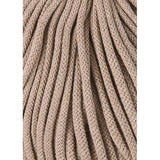 Nahaufnahme der Bobbiny Premium Baumwollkordel, 5 mm, 100 Meter, die die Textur und Weichheit der Kordel zeigt, perfekt für Makramee und Häkelarbeiten.