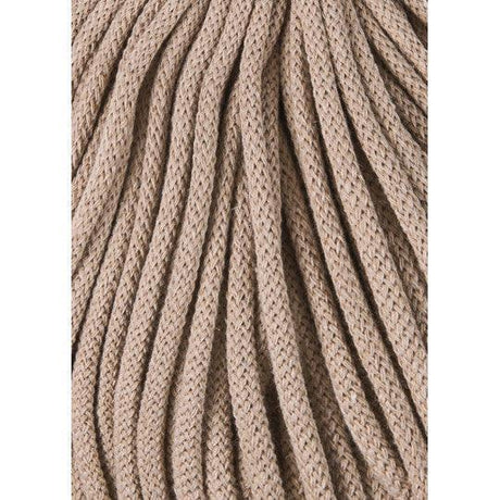 Nahaufnahme der Bobbiny Premium Baumwollkordel, 5 mm, 100 Meter, die die Textur und Weichheit der Kordel zeigt, perfekt für Makramee und Häkelarbeiten.