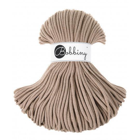 Bobbiny Premium Baumwollkordel in Sand auf einem weißen Hintergrund, ideal für kreative Handarbeitsprojekte.