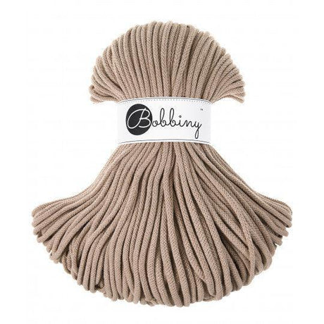 Bobbiny Premium Baumwollkordel in Sand auf einem weißen Hintergrund, ideal für kreative Handarbeitsprojekte.